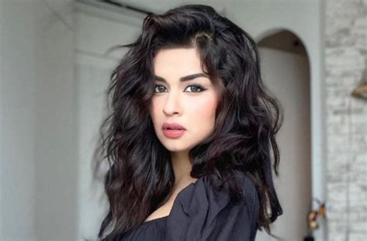 Avneet Kaur in Bathing Suit is a "Beach Bum" — Celebwell