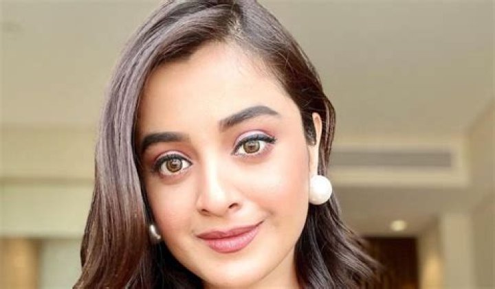 Darshana Banik in Bathing Suit Has "No Monday Morning Blues" — Celebwell