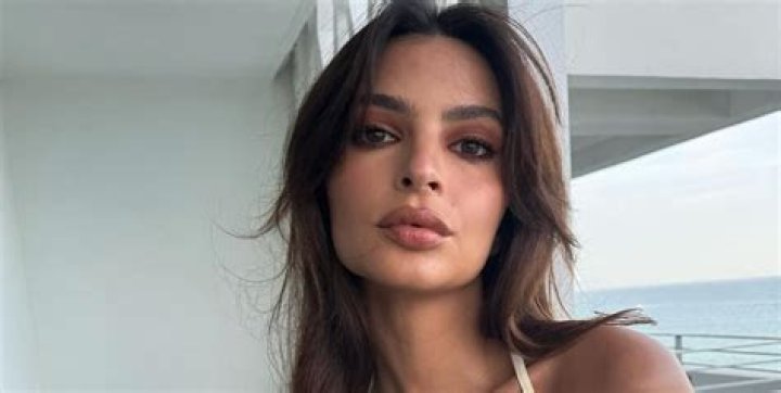 Emily Ratajkowski in Bathing Suit Shares a Swimsuit Selfie  — Celebwell