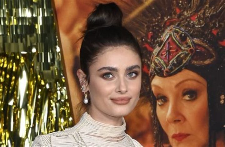 Former Victoria's Secret Angel Taylor Hill Shares Swimsuit Photo From Malaysia — Celebwell