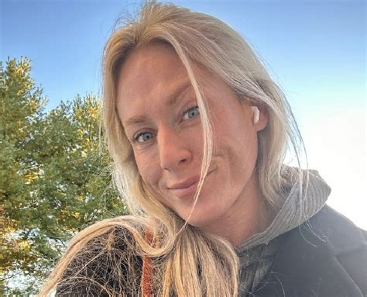 German Powerlifter Denise Herber in Two-Piece Workout Gear Does "Prep for Bodybuilding Stage"