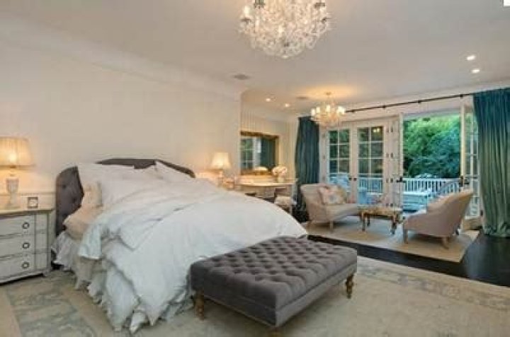 Jennifer Lawrence Net worth and Salary with Cars Houses Assets Pictures