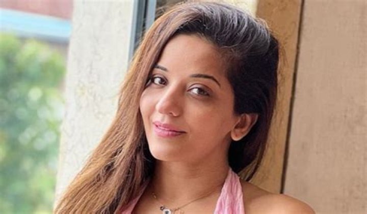 Monalisa in Bathing Suit Say "Make Some Waves" — Celebwell